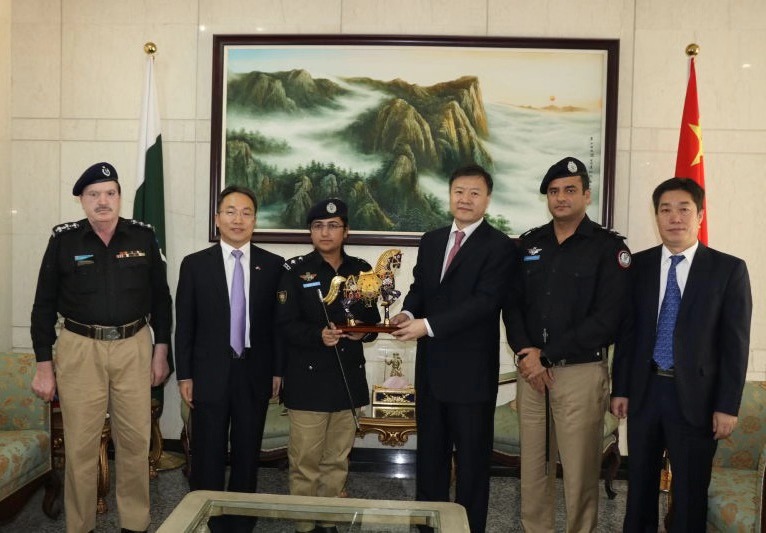 驻卡拉奇总领事会见巴基斯坦英雄女警察苏海·阿齐兹