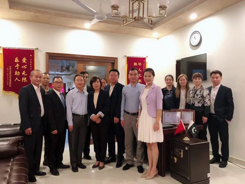 中国驻卡拉奇总领馆向卡拉奇华侨华人联合会捐赠办公用品
