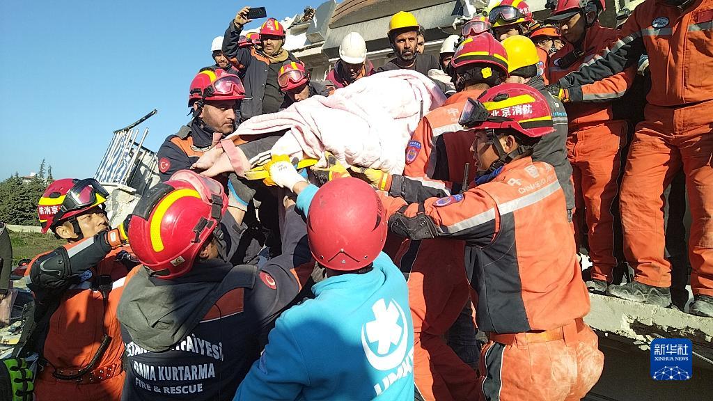 我国救援队与土耳其救援队协作救出一名女人幸存者