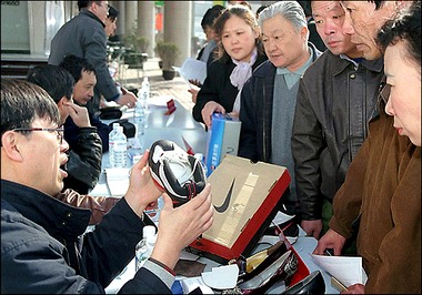 外电:美海关扣押135000双假冒耐克鞋 产自中国